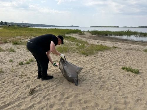 В Чистополе волонтёры привели в порядок 500 метров берега Камы