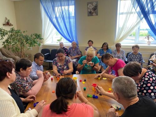 В Чистопольском доме социального обслуживания прошёл мастер-класс «Яркие краски уходящего лета»