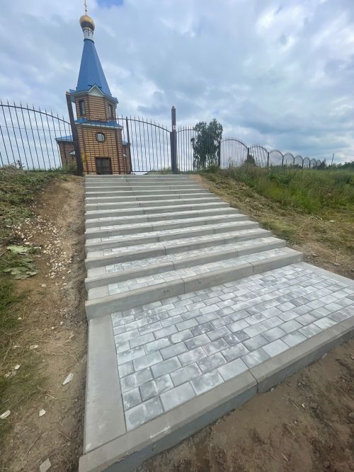 У храма в селе Булдырь появились брусчатка и новые ступени