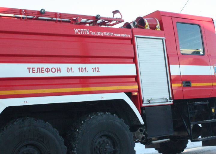 В Челнах горит старое кладбище