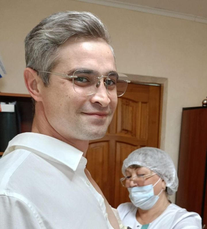 Главный врач Чистопольской ЦРБ Ильдар Ханифов сделал прививку от гриппа