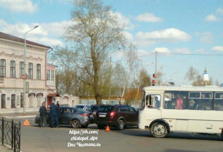 В Чистополе пятница началась с ДТП на центральном перекрестке 