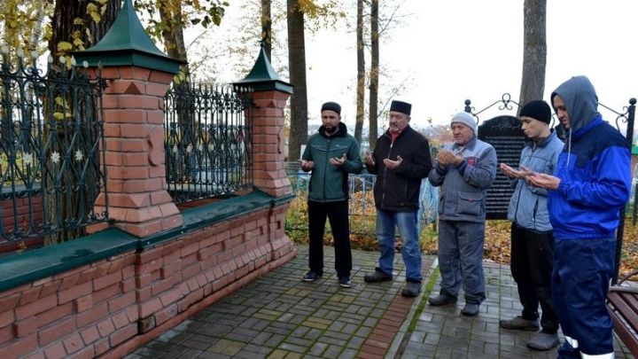 На мусульманском кладбище Чистополя состоялся субботник