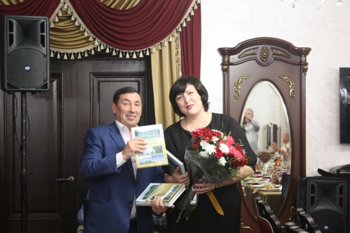 Выпускники представили книгу о родной школе чистопольского села