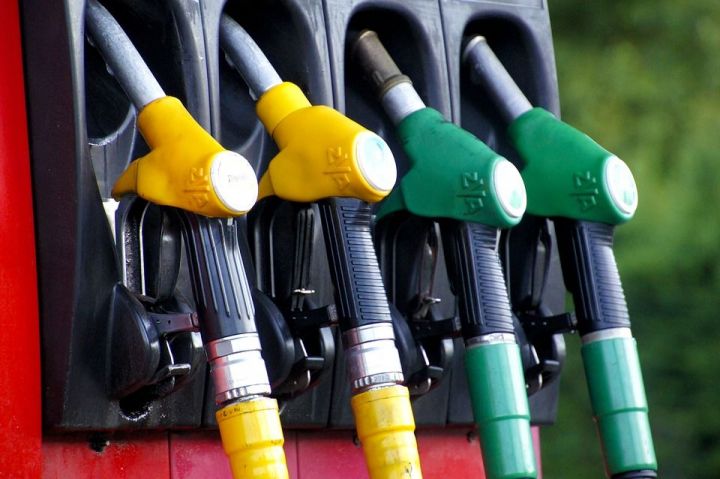 Нефтекомпании снизили цены на бензин и дизельное топливо