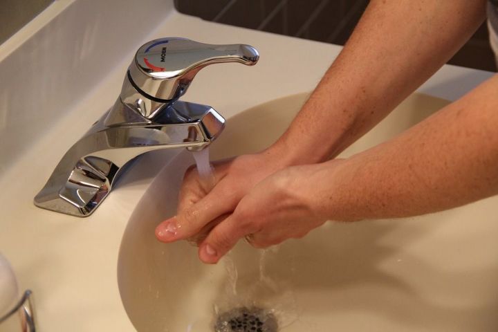 Как правильно мыть руки взрослым и детям?