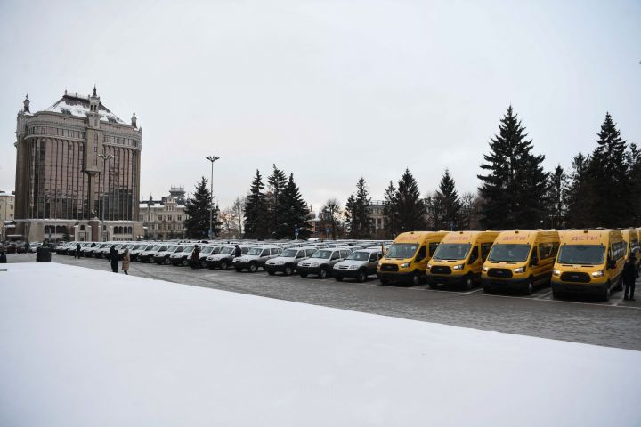 Чистопольский район получил два новых школьных автобуса. Ключи от них   вручил Рустам Минниханов