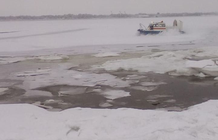 В Татарстане очевидец сообщил спасателям об  оторвавшейся льдине с рыбаками
