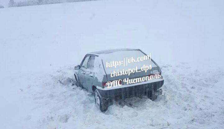 В Чистопольском районе из-за снежного заноса легковой автомобиль вылетел в кювет