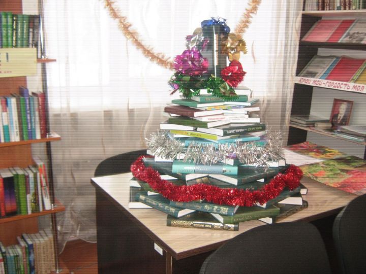 Необычные елочки появились в библиотеке Чистопольского района