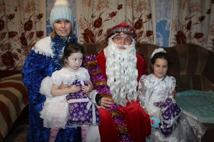 Полицейские Дед Мороз и Снегурочка дарят радость юным чистопольцам