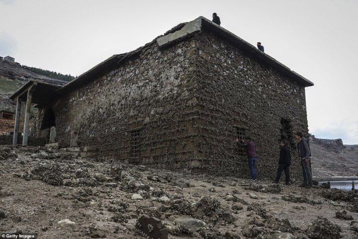 В Турции прорвало дамбу, и на поверхности появилась древняя затопленная деревня