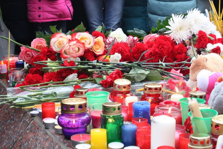 Трагедия в Кемерове: цветы, свечи и игрушки от чистопольцев в память о погибших (фоторепортаж)