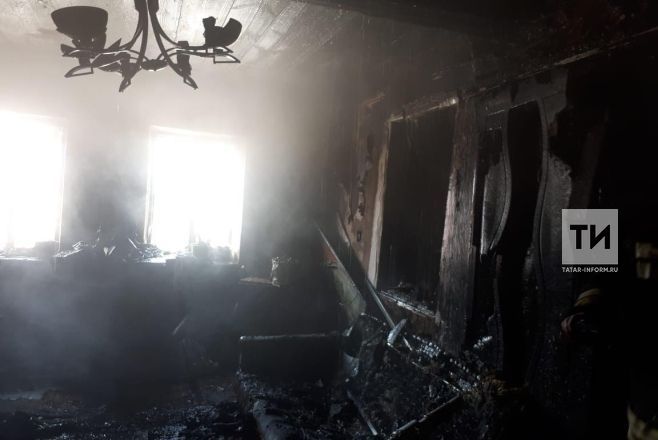 В Татарстане  из-за короткого замыкания вспыхнул дом с запертой в нем пенсионеркой
