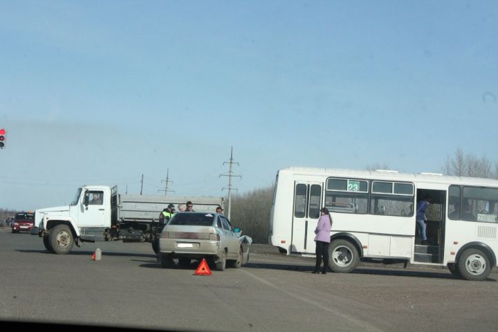 В Чистополе столкнулись автомобиль и пассажирский автобус&nbsp;