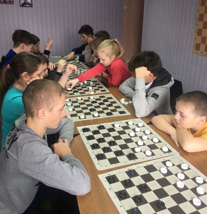 Юные шашисты оспаривали победу в турнире в Чистополе