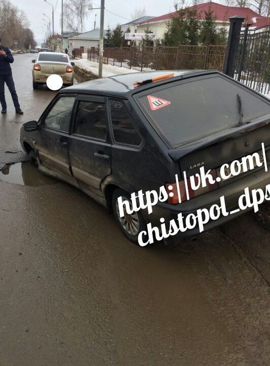 В Чистополе уже второй автомобиль за сутки проваливается в канализационный люк, приняв его за лужу 
