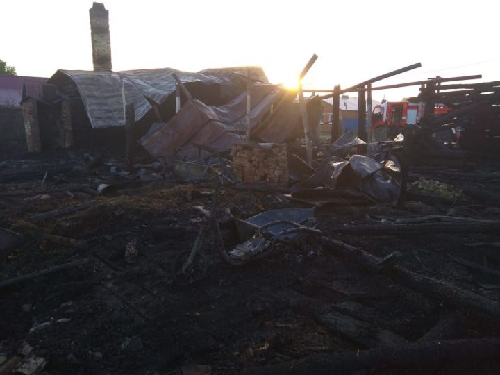 Молодая семья в Чистопольском районе, у которой полностью сгорел частный дом, не осталась без поддержки&nbsp;