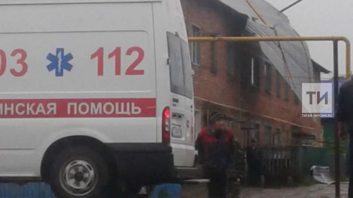 В Татарстане женщину убило кровлей, сорвавшейся с магазина