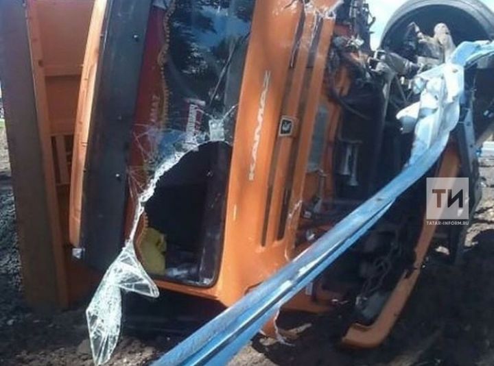 В Лаишевском районе погиб водитель легковушки, залетевшей под «КАМАЗ»