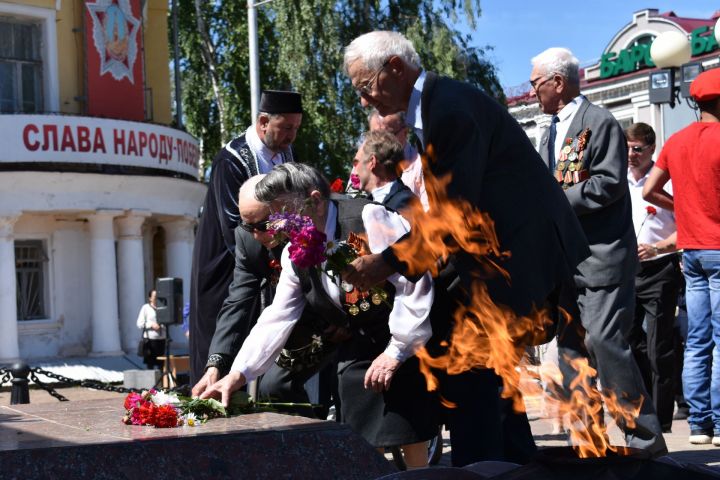Чистополь скорбит по погибшим в Великой Отечественной войне (фоторепортаж)