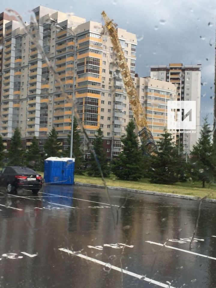 В Татарстане на жилой дом упал башенный кран