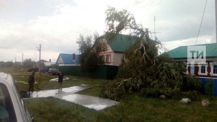 Шквалистый ветер и град в Буинском районе Татарстана: жители деревень  столкнулись с кошмаром