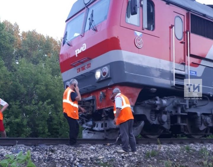 В Татарстане  при столкновении поезда с легковушкой погибли четверо