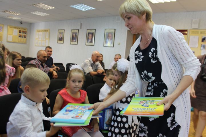 Первоклассники получили из рук чистопольских полицейских подарки к школе