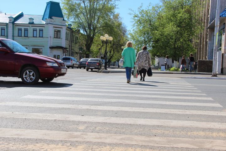 Пешеходы на чистопольских дорогах так и норовят нарушить правила. А задумались ли они о последствиях?