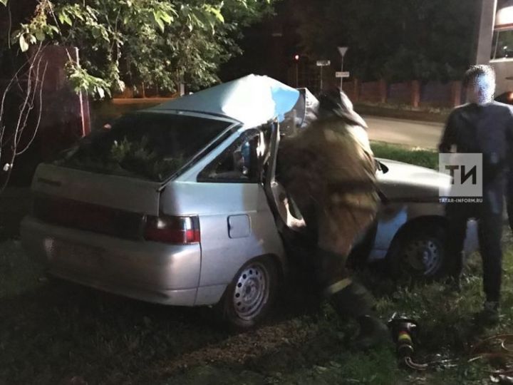 В Татарстане водитель «Лады» погиб, врезавшись на большой скорости в столб
