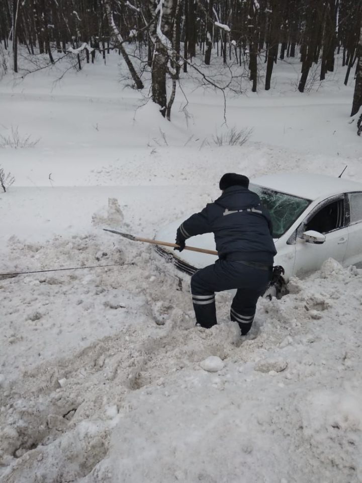 Татарстанские автоинспекторы помогли автомобилисту, откопав его машину из под снега
