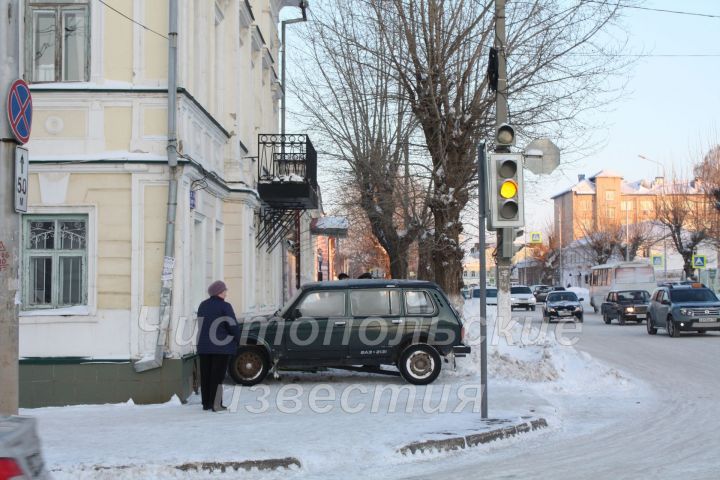 В Чистополе в результате ДТП автомобиль въехал в здание управления образования