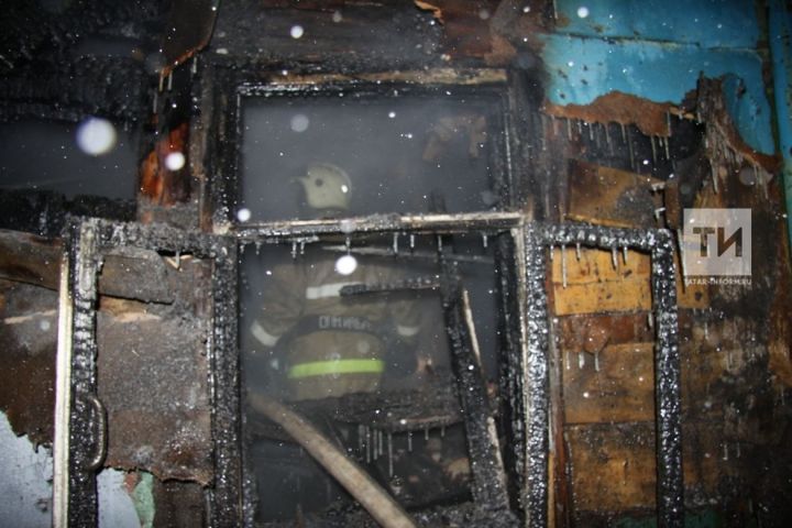 Пожарные обнаружили в обгоревшем доме сидячий труп