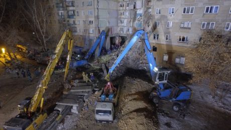 В Магнитогорске продолжаются разборы завалов после взрыва подъезда дома. Число погибших достигло 38 человек