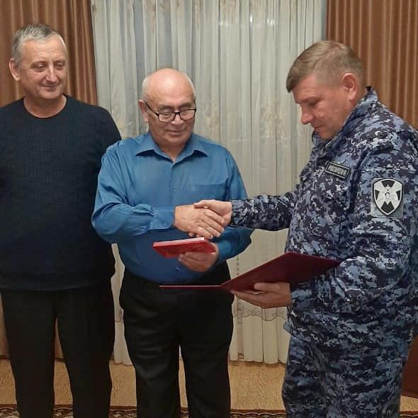 В Чистополе сотрудники  Росгвардии поздравили подполковника милиции в отставке