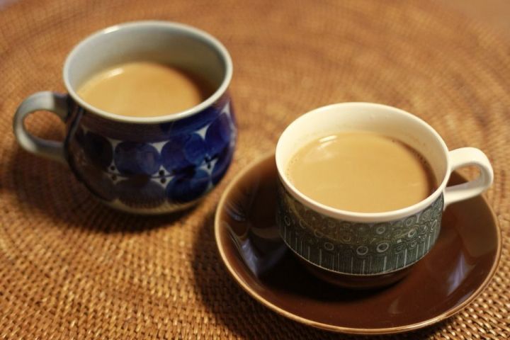 Почему опасно пить чай с молоком