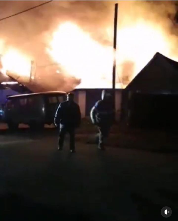 В Чистополе на одной из улиц горит частный дом!