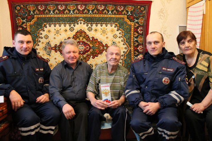 Поздравили с праздником ветерана чистопольской ГИБДД