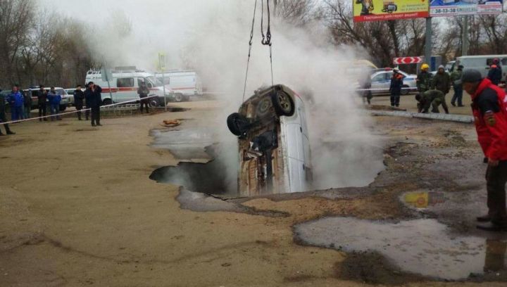 Машина провалилась в яму с кипятком, водитель и пассажир сварились заживо