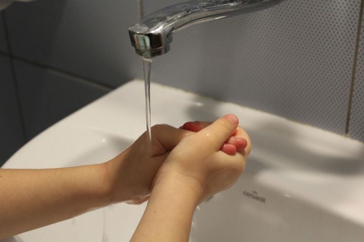 10 способов отмыть руки от запаха лука, чеснока или рыбы