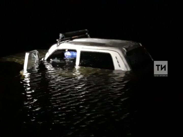 В Татарстане под лед провалился автомобиль, в котором находились три человека
