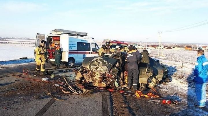 Страшное ДТП в Татарстане: лобовое столкновение покалечило водителей