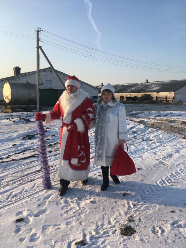 В Чистопольском районе Дед Мороз со Снегурочкой поздравили животноводов