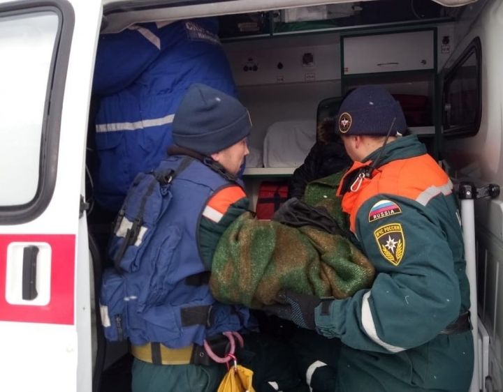 На Каме в километре от берега спасатели обнаружили замерзшего рыбака с 9-летним сыном