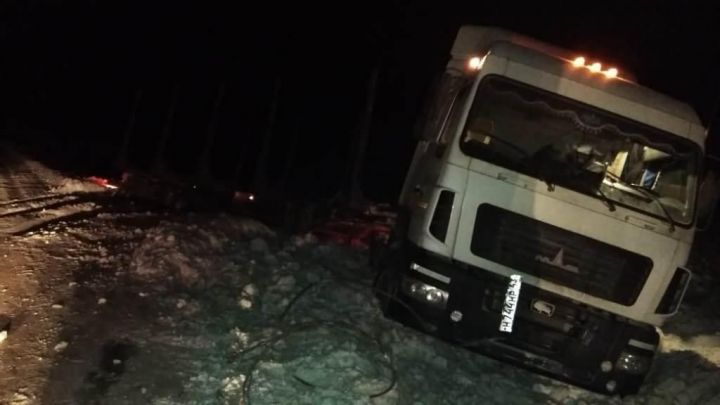 В Татарстане автоинспекторы помогли водителю МАЗа выбраться из кювета