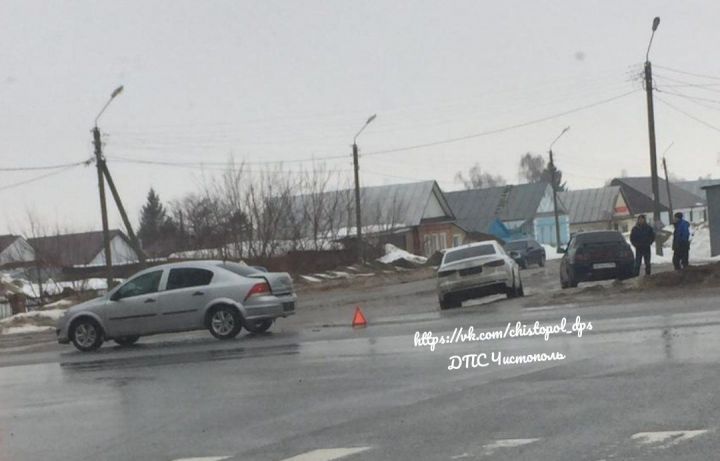 На «проблемном» перекрестке Чистополя вновь столкнулись два автомобиля