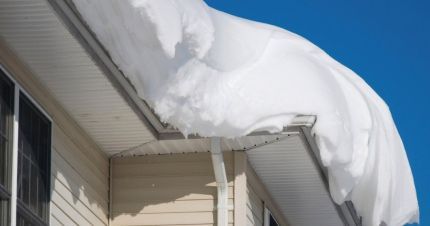 Чистопольцев предупреждают об опасности схода снега и наледи с крыш