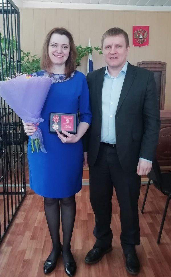 Помощника судьи Чистопольского городского суда наградили знаком отличия