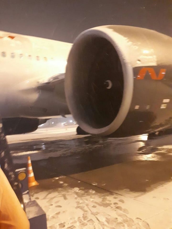 В самолет, летевший из Казани в Сочи, ударила молния